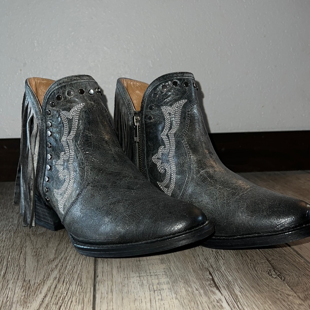Women’s NWT Sterling River Distressed Stud Fringe Cowboy Ankle Boots Size 9.5